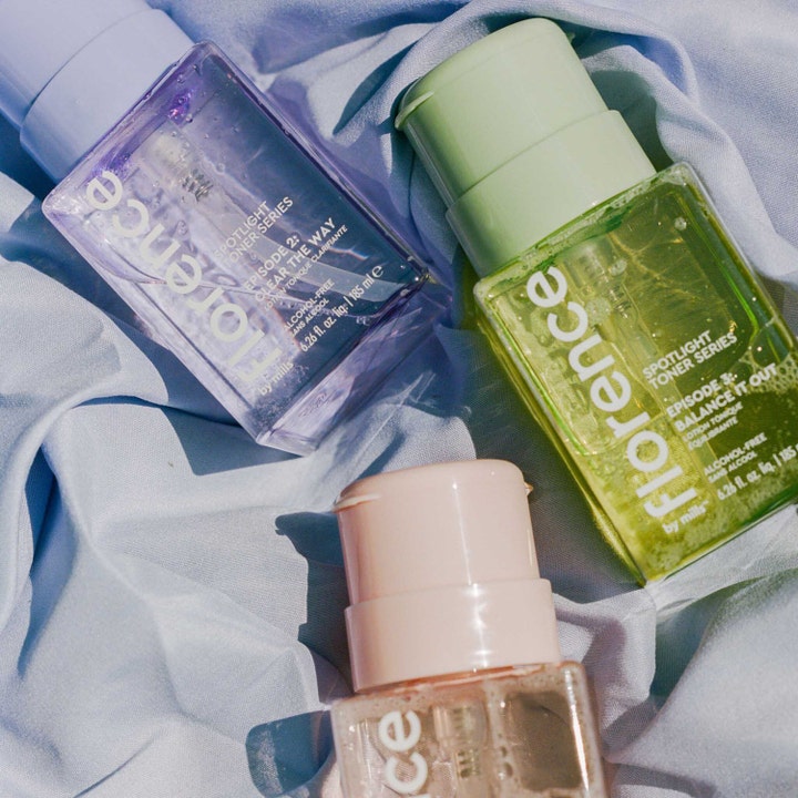 Florence by Mills Spotlight Toner Series 3 Balance It Out 185 ml toner i grønn flaske på blått stoff