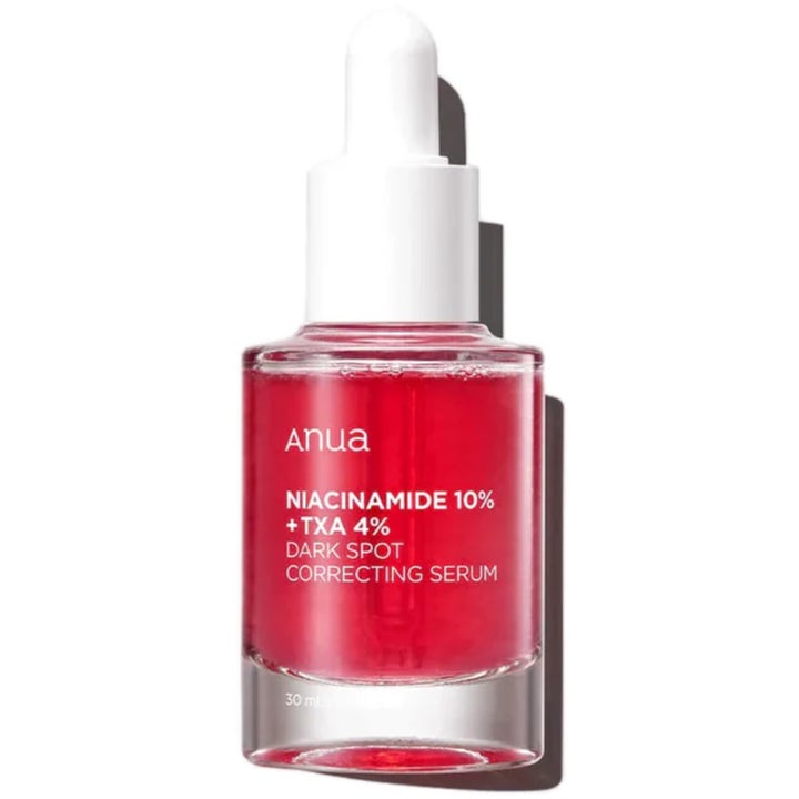 Anua Niacinamide 10% + TXA 4% Dark Spot Correcting Serum 30 ml i glassflaske med hvit pipette og rød væske
