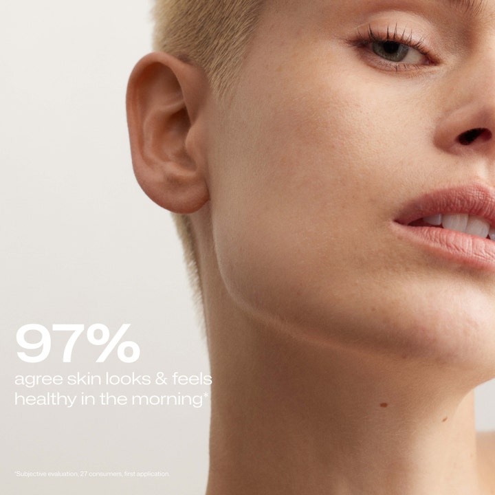 Lumene Nordic Sensitive Rich Night Balm 50 ml beroligende nattkrem vist på modell med tekst om 97 % sunnere hud