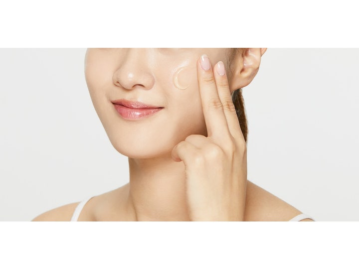 COSRX Ultimate Moisturizing Honey Overnight Mask 60 ml nattmask påføres ansiktet med fingrene
