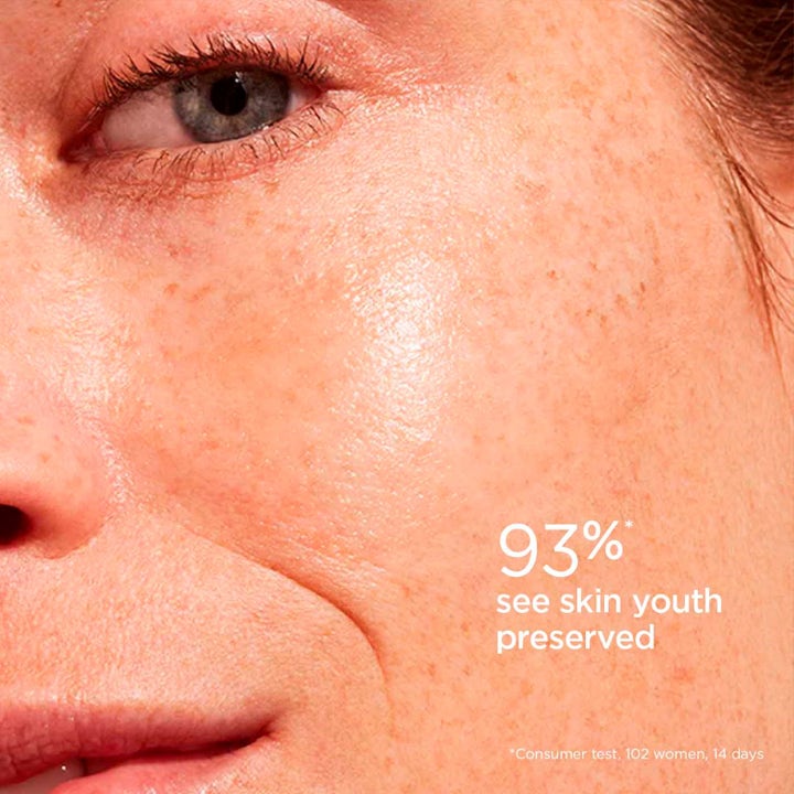 Clarins Invisible Sun Care Stick SPF50 17 g solkrem som gir glød på fregnet hud med teksten 93% see skin youth preserved
