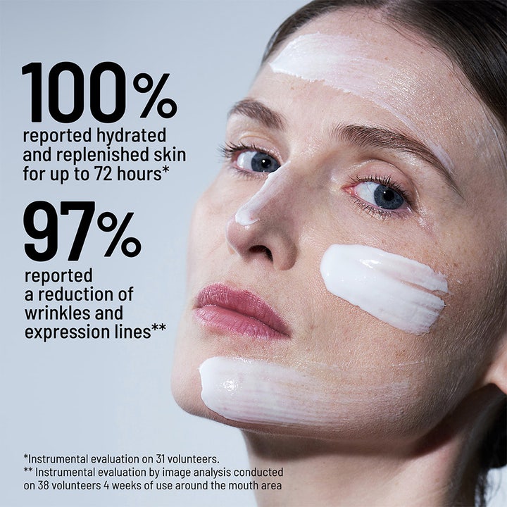 Dr Brandt Hyaluronic Face Cream 50 g fuktighetskrem påført ansikt med tekst om 100% fuktighet og færre rynker.