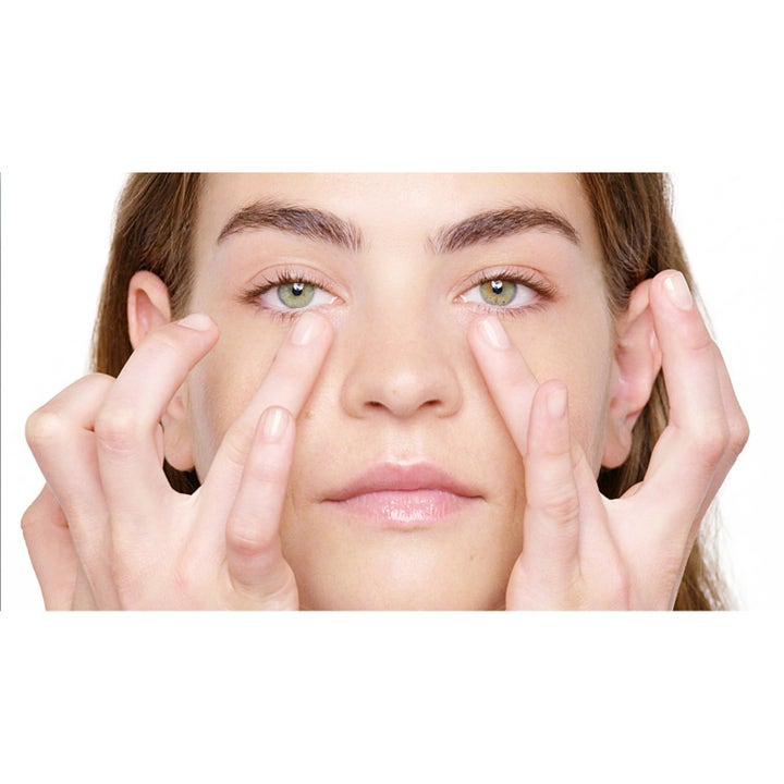 Clinique Total Eye Care 30 ml anti-age øyepleie med niacinamid som påføres med fingrene for å friske opp blikket