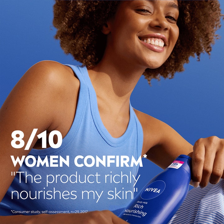 NIVEA Rich Nourishing Body Lotion 250 ml pleier tørr hud vist med smilende kvinne og blå flaske