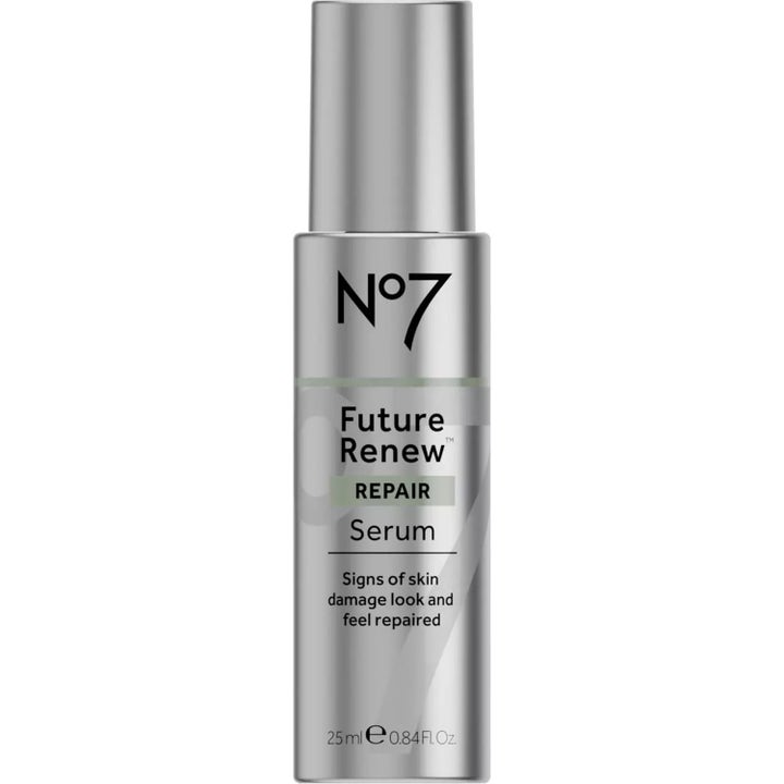 No7 Future Renew Repair Serum 25 ml reparerende ansiktsserum i en stilren sølvfarget pumpeflaske.