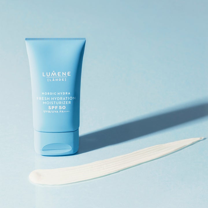 Lumene Nordic Hydra Fresh Hydration Moisturizer SPF50 50 ml ansiktskrem med hvit kremtekstur og lyseblå tube