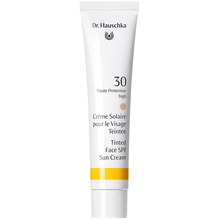 Dr. Hauschka Tinted Face SPF 30 Sun Cream farget solkrem i hvit tube med gul stripe som gir glød og solbeskyttelse.