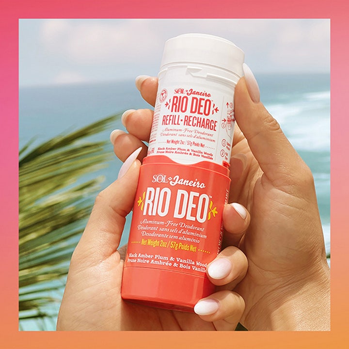 Sol de Janeiro Rio Deo 40 Deodorant Refill 57 ml aluminiumsfri deodorant holdt foran en solfylt strand