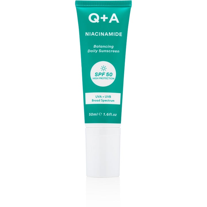 Q+A Niacinamide Balancing Daily Sunscreen 50ml balanserende solkrem med SPF 50 i en turkis tube med hvit kork