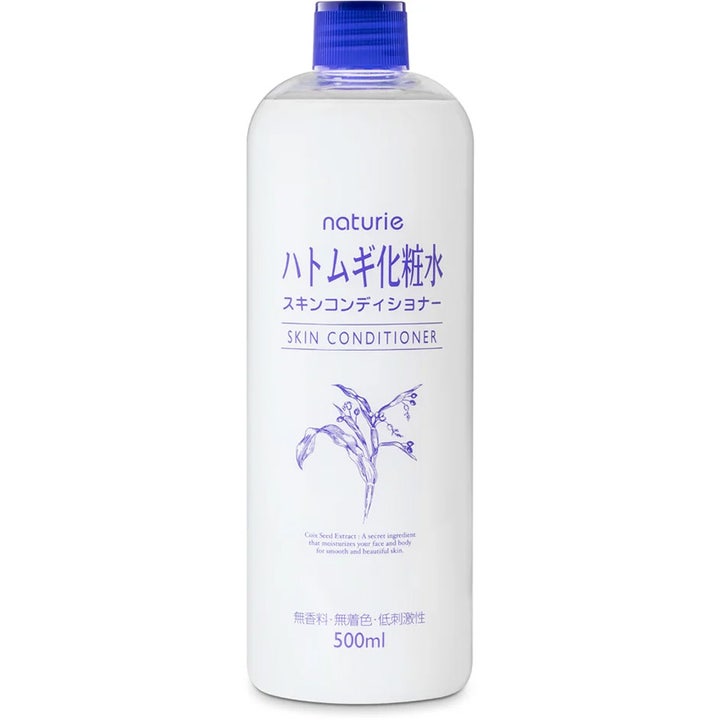 Naturie Hatomugi Skin Conditioner 500 ml pleiende ansiktsvann i klar plastflaske med lilla kork og hvitaktig innhold