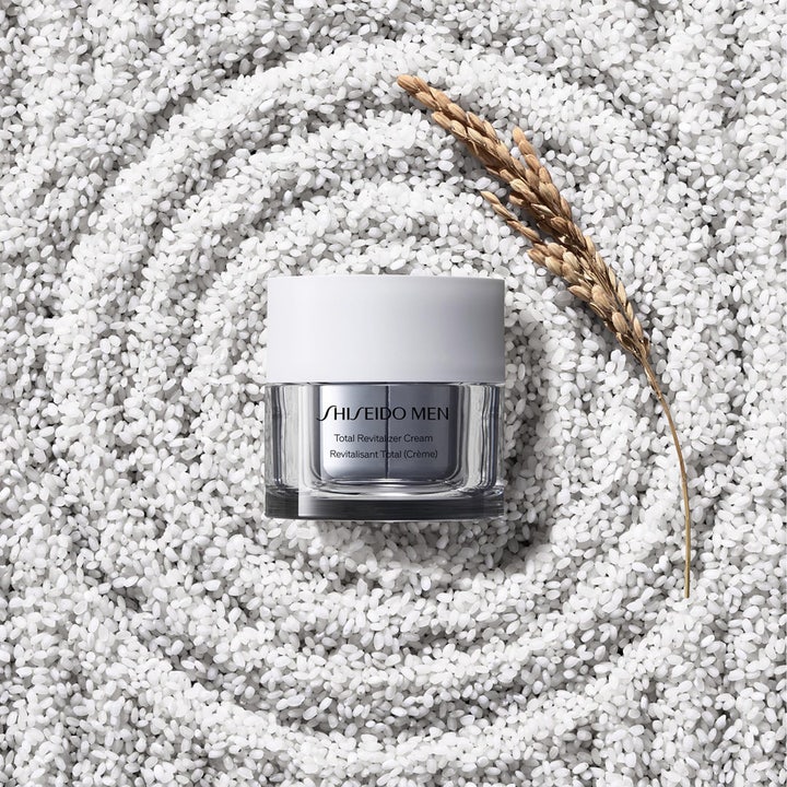 Shiseido Men Total Revitalizer Cream 30 ml ansiktskrem i krukke plassert i en spiral av hvite riskorn og strå.