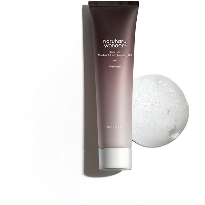 haruharu wonder Black Rice Moisture 5.5 Soft Cleansing Gel 100 ml ansiktsrens i brun tube med klar, skummende gel.