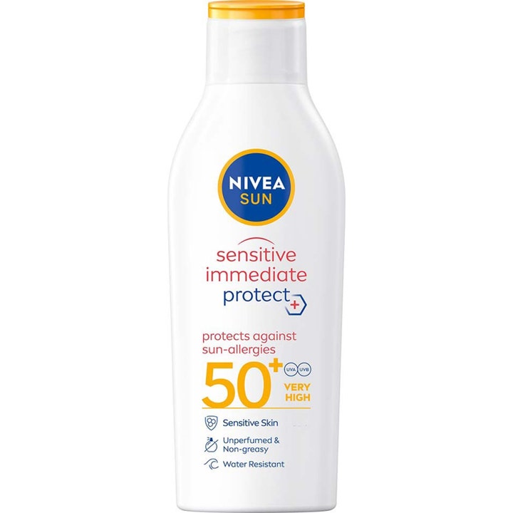 Nivea Sun Sensitive Immediate Protect SPF 50+ uparfymert solkrem for sensitiv hud i hvit flaske med gult lokk
