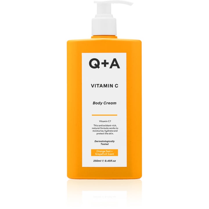 Q+A Vitamin C Body Cream 250ml fuktighetsgivende kroppskrem som gir glød i oransje flaske med hvit pumpe