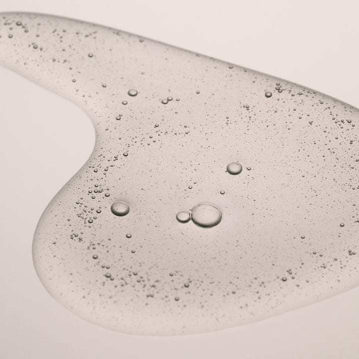 Babor DOC 10D Hyaluronic Acid Ampoule Serum 14 ml fuktighetsgivende serum med klar og boblete geltekstur.
