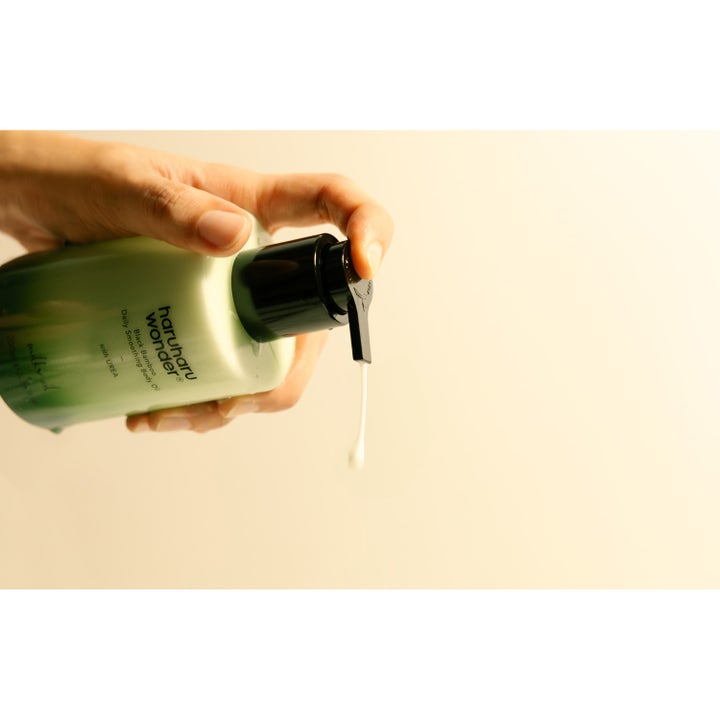 Haruharu Wonder Black Bamboo Daily Smoothing Body Oil 200 ml kroppsolje pumpes ut som en hvit, melkeaktig tekstur.
