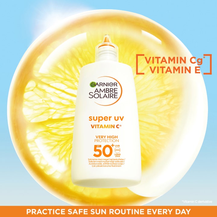 Garnier Ambre Solaire Super UV Vitamin C 40 ml solkrem motvirker mørke flekker foran en sitronskive.