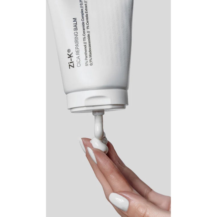 Niche Beauty Lab Zi-K Cica Repairing Balm 100 ml reparerende ansiktskrem med hvit kremtekstur på en fingertupp
