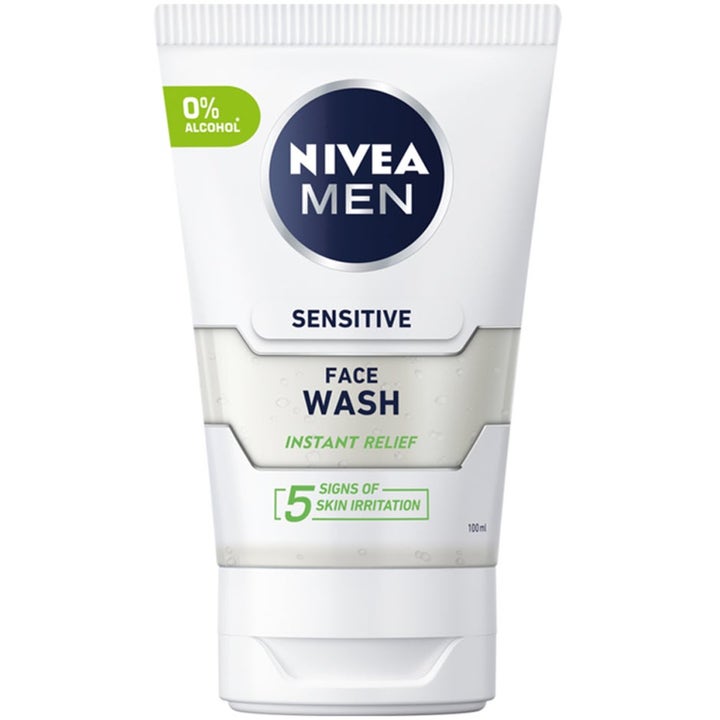 NIVEA MEN Sensitive Face Wash 100 ml beroligende ansiktsvask i hvit tube som gir umiddelbar lindring uten alkohol