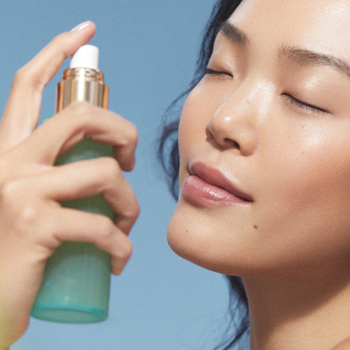 KORA Organics Active Algae Minty Mist 100 ml ansiktsvatten gir fuktighet idet den sprayes over ansiktet fra grønn flaske