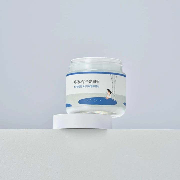Round Lab Birch Juice Moisturizing Cream 80 ml fuktighetsgivende ansiktskrem i glasskrukke med blå bjørkeillustrasjon