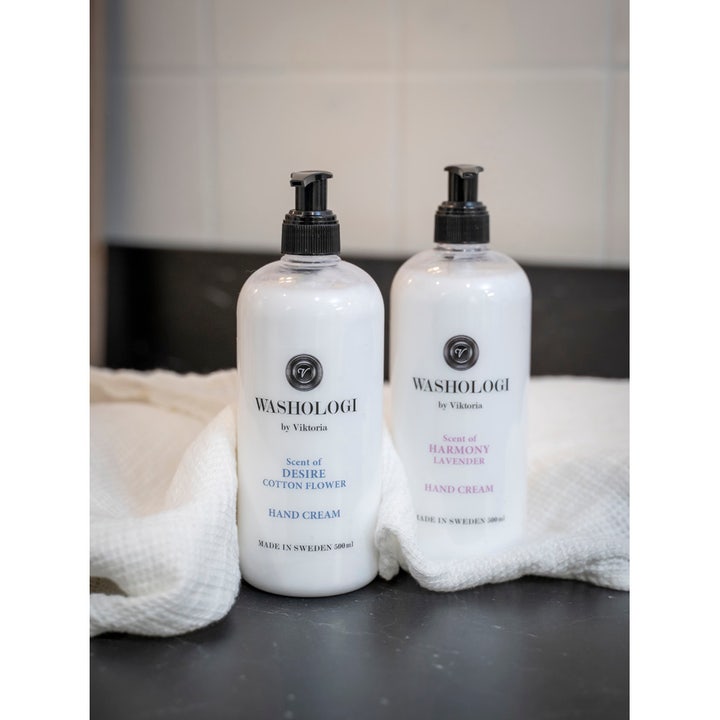 Washologi Hand Cream Scent Of Desire 500 ml pleiende håndkrem i hvit pumpeflaske ved siden av Scent of Harmony.