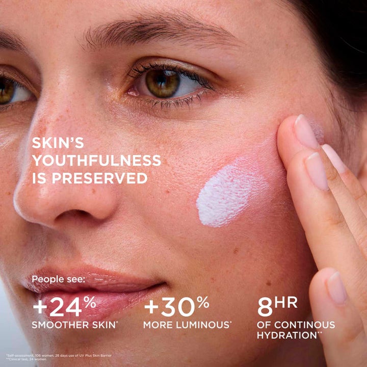 Clarins UV Plus Anti-Pollution Translucent 30 ml solkrem gir glød og 8HR fuktighet vist med hvit krem på ansiktet