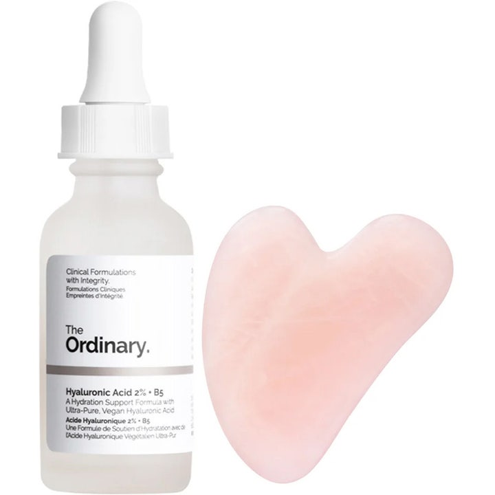 The Ordinary Hyaluronic Acid 2% + B5 fuktighetsgivende ansiktsserum i glassflaske med rosa hjerteformet gua sha