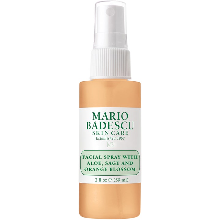 Mario Badescu Facial Spray with Aloe, Sage and Orange Blossom 59 ml oppfriskende ansiktsspray med oransje væske.