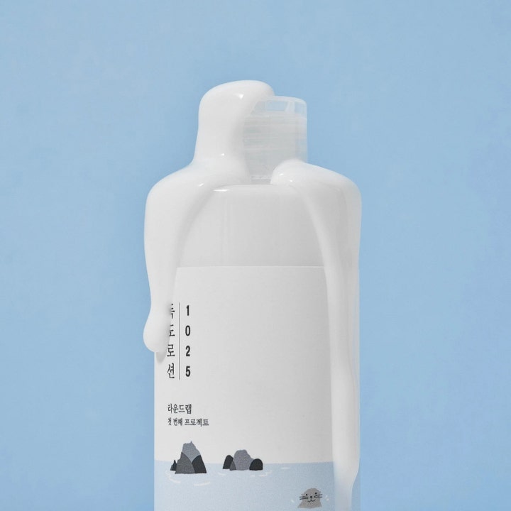 Round Lab 1025 Dokdo Lotion 400 ml fuktighetsgivende ansiktslotion med hvit kremet tekstur som renner nedover flasken