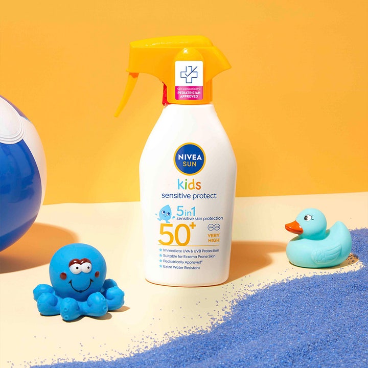 NIVEA Kids Sensitive Protect & Play Sun Spray 270 ml SPF50+ solbeskyttelse for barn i hvit sprayflaske med badeleker.