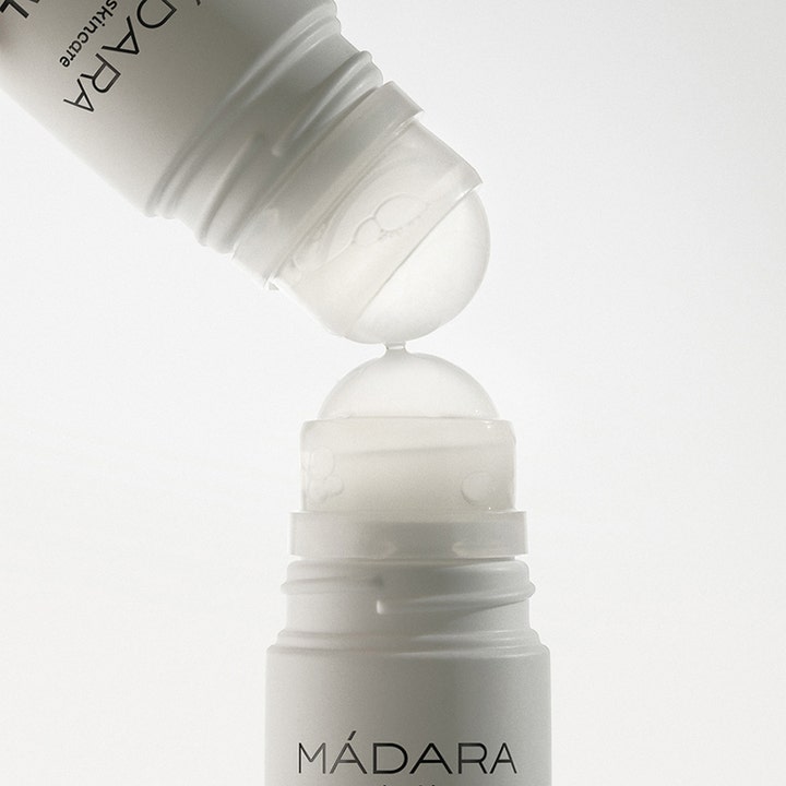 MÁDARA Herbal Deodorant 50 ml roll-on med urter som gir friskhet vist med to kuler mot hverandre
