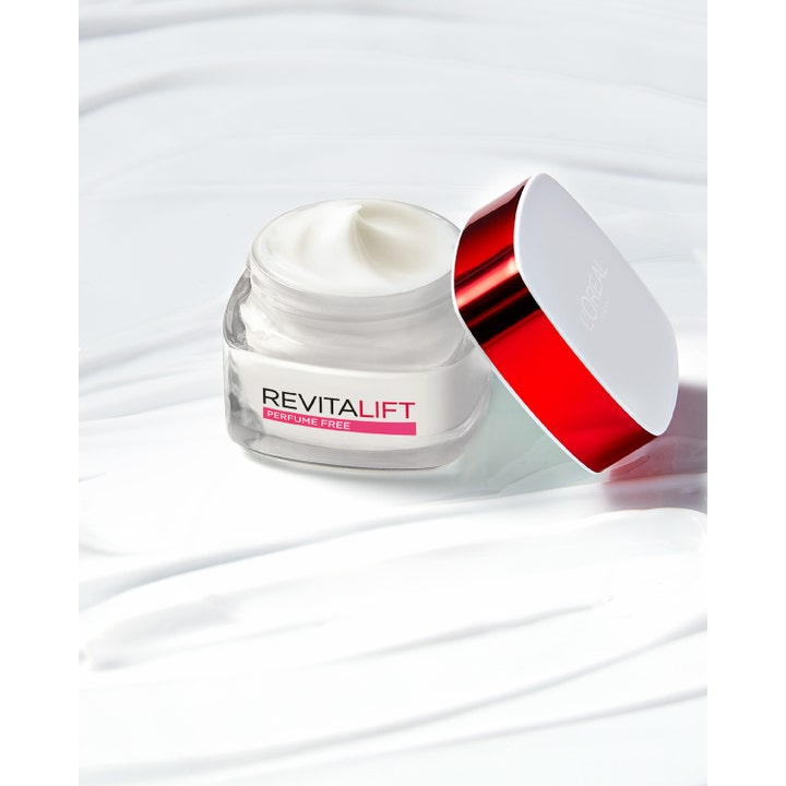 L'Oréal Paris Revitalift Hydrating Cream 50 ml parfymefri fuktighetskrem i glasskrukke med hvit krem og rødt lokk
