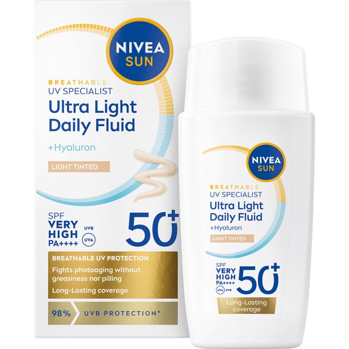 Nivea Sun Ultra Light Daily Fluid SPF 50+ farget solkrem i hvit plastflaske med tilhørende eske.
