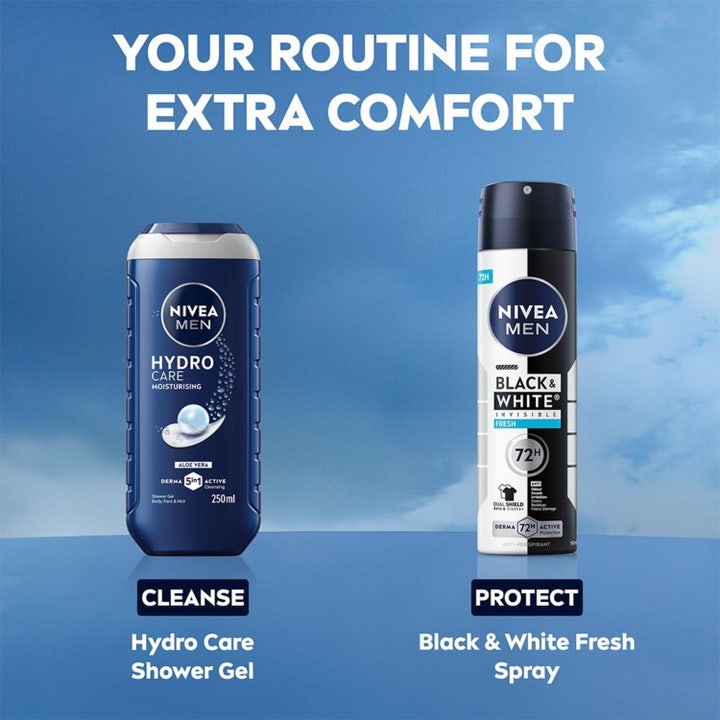 NIVEA MEN Black & White Fresh Spray 150 ml deodorant motvirker flekker vist på en teksturert bakgrunn med vanndråper