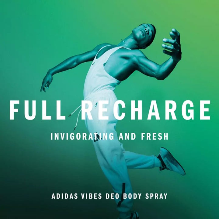 Adidas Vibes Full Recharge 150 ml deospray gir en frisk følelse vist med en hoppende mann mot grønn bakgrunn