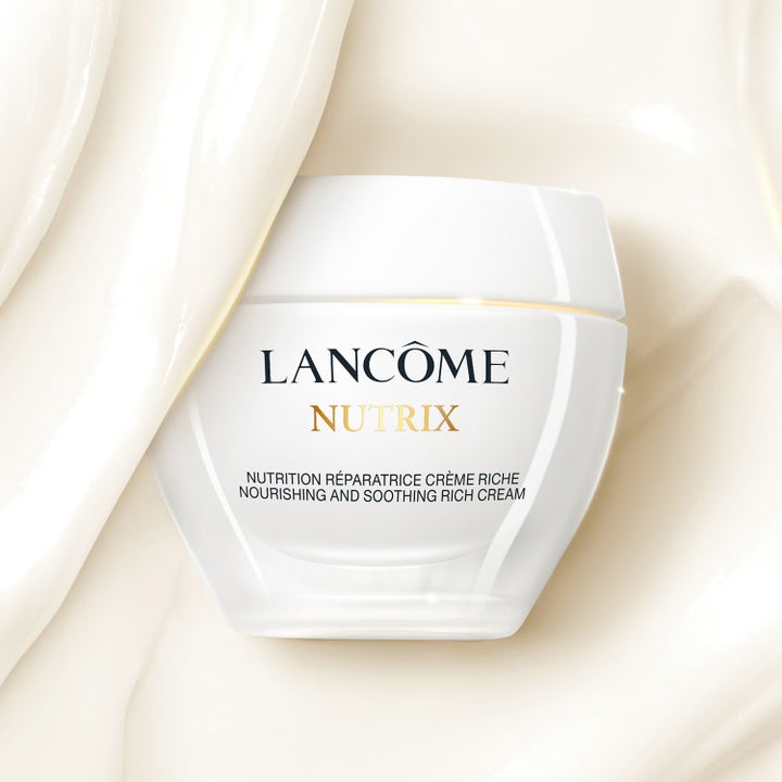 Lancôme Nutrix 50 ml nærende og beroligende ansiktskrem i hvit krukke omgitt av fyldig hvit kremtekstur.