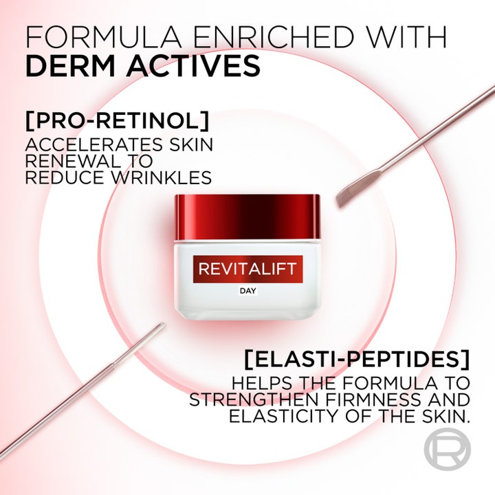 L'Oréal Paris Revitalift Day Cream 50 ml fuktighetsgivende dagkrem i hvit krukke som berøres av en hånd
