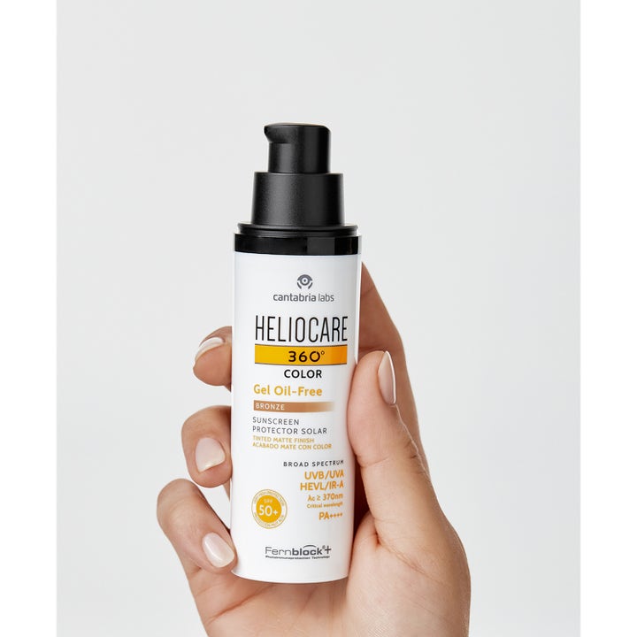 Heliocare Gel Oil-Free SPF 50+ Pearl 50 ml solkrem i hvit pumpeflaske som holdes i en hånd og gir matt finish.