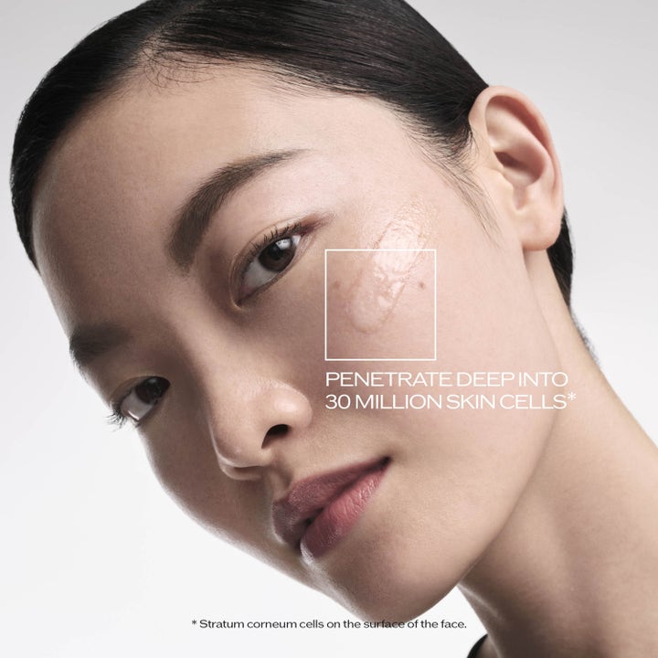Shiseido Ultimune Power Infusing Concentrate 75 ml ansiktsserum påført som lette dråper på kinnet for sunn glød.