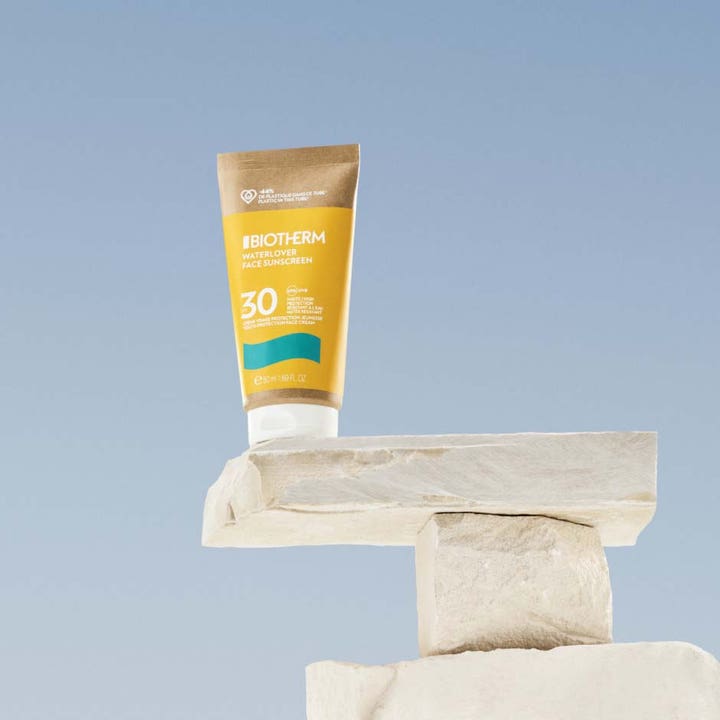 Biotherm Waterlover Face Cream SPF30 50 ml solkrem gir fuktighet i gul tube balansert på lyse steiner