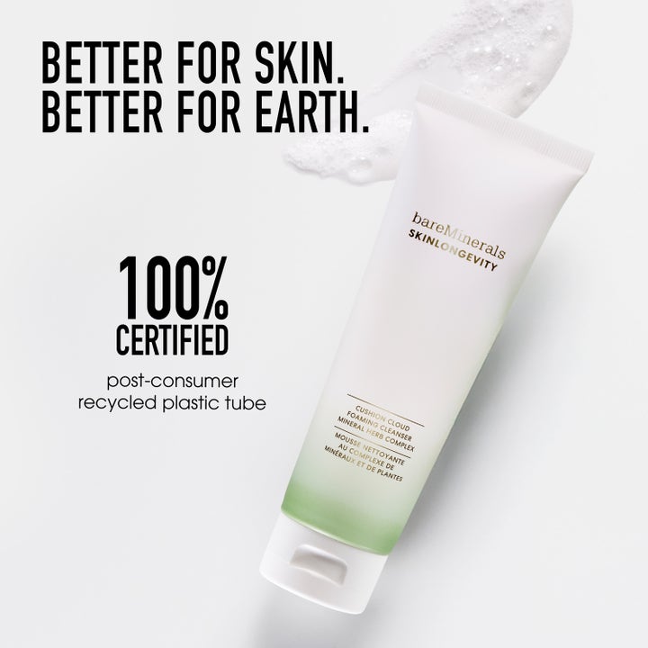 bareMinerals Skinlongevity Plush Gentle Foaming Cleanser 120 ml rengjøringsskum i hvit og grønn resirkulert plasttube.