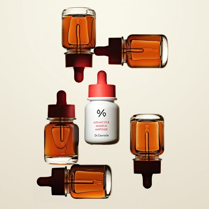 Dr. Ceuracle Azelaic 10 & Madeca Ampoule 30 ml beroligende serum omgitt av ravfargede glassflasker med pipette.