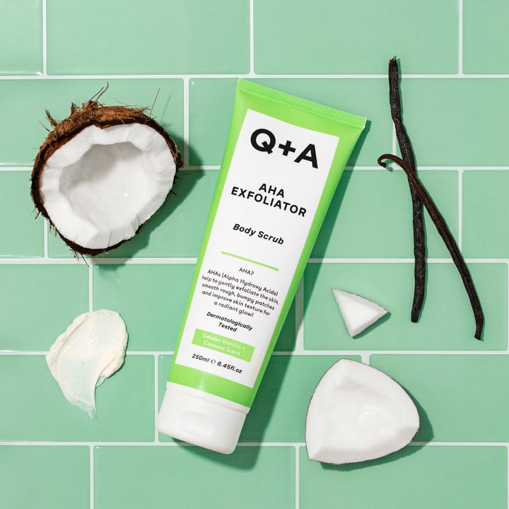 Q+A AHA Exfoliator Body Scrub 250 ml eksfolierende kroppsskrubb med kokos og vaniljestenger på fliser