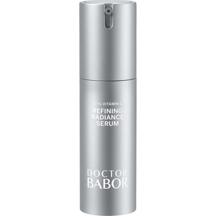 Doctor Babor Refining Radiance Serum med 10 % Vitamin C gir glød i en sølvfarget sylinderflaske med pumpe