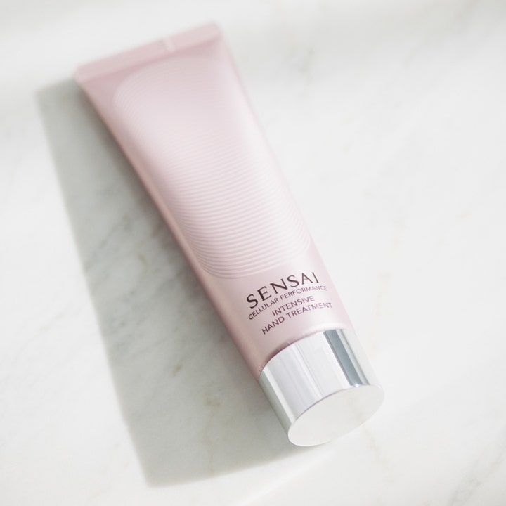 Sensai Cellular Performance Intensive Hand Treatment 100 ml pleiende håndkrem i lys rosa tube med sølvfarget kork.