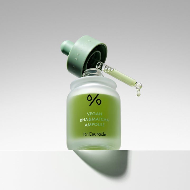 Dr. Ceuracle Vegan BHA & Matcha Ampoule 30 ml serum i frostet glasskrukke med grønn konsistens på pipette