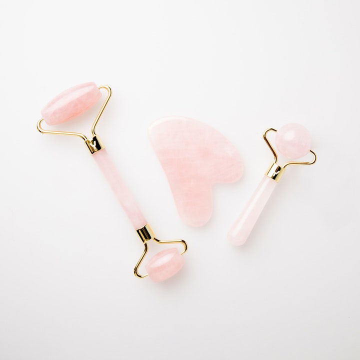 Sense of Youty Eye Massage Roller Rose Quartz hudpleieverktøy med ansiktsrulle og gua sha i rosa rosenkvarts og gull.