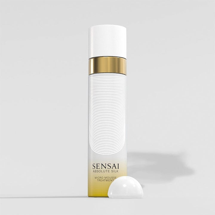 Sensai Absolute Silk Micro Mousse Treatment 215 ml gir fuktighet med niacinamid i hvit flaske med gull og skumprøve.