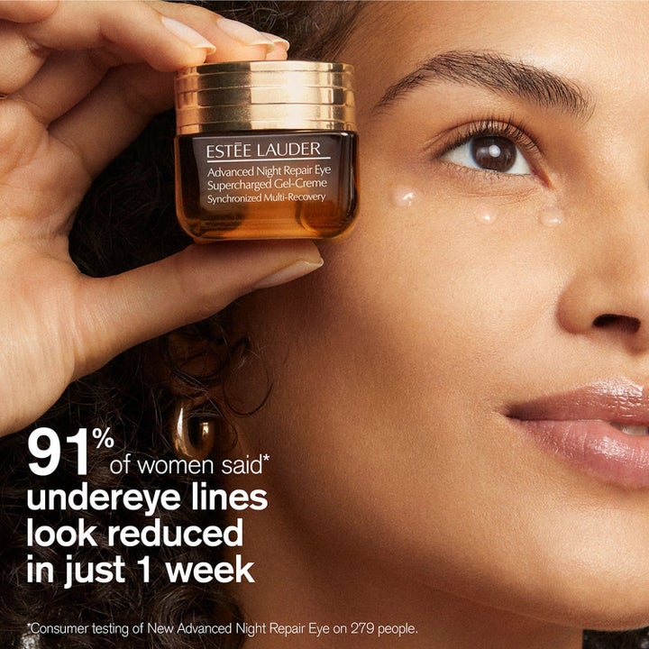 Estée Lauder Advanced Night Repair Eye Supercharged Gel-Creme mot mørke ringer påføres i dråper under øyet.